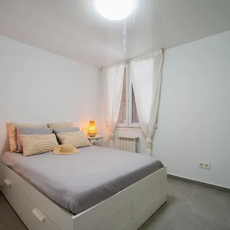 One Bedroom Next To The Port Апартаменти