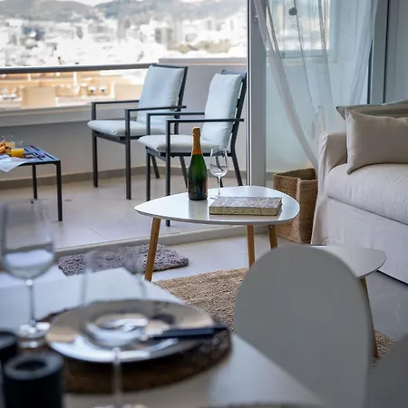 One Bedroom Next To The Port Апартаменти