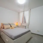 One Bedroom Next To The Port Апартаменти